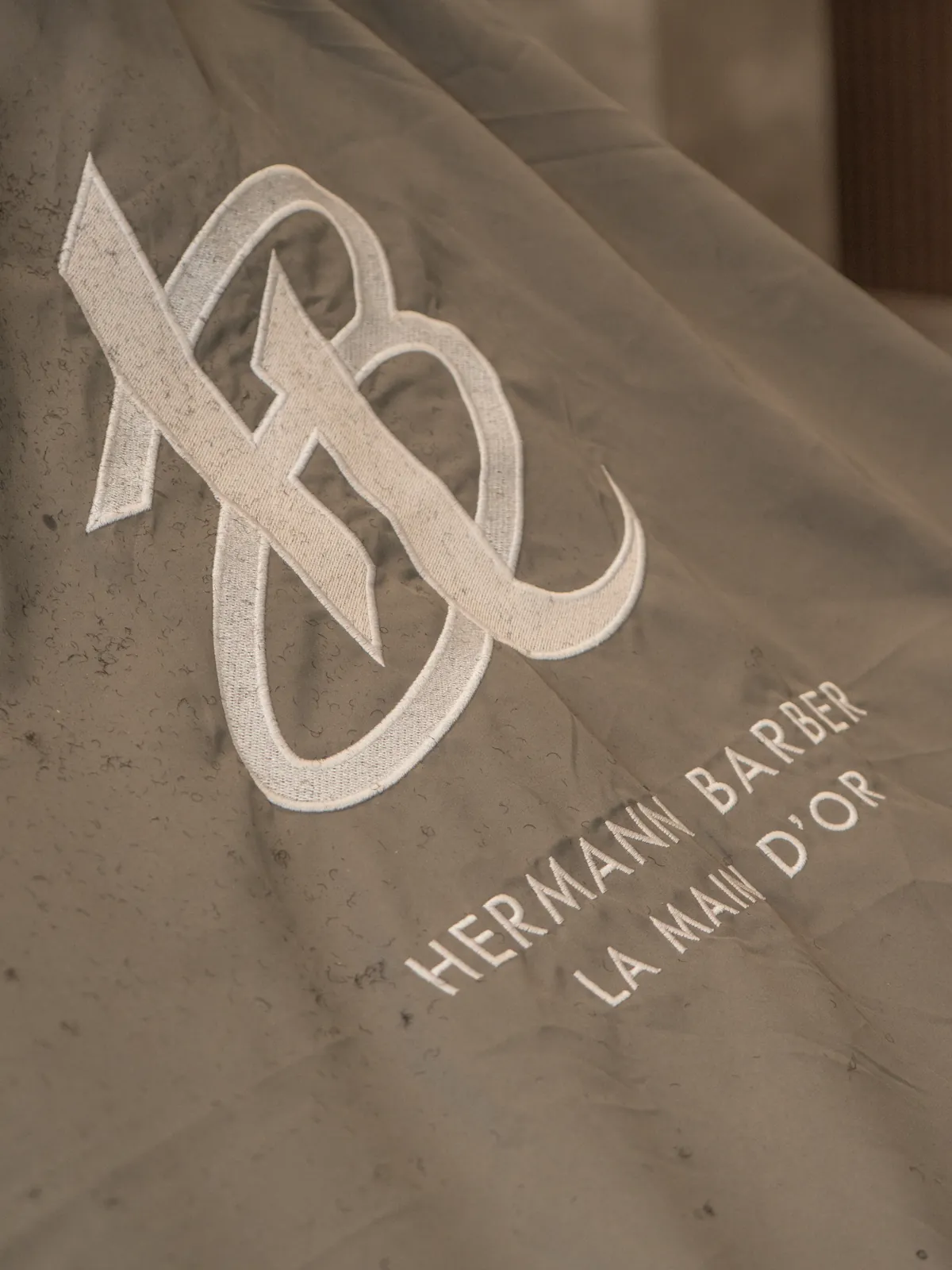 Cape brodée du monogramme Hermann Barber