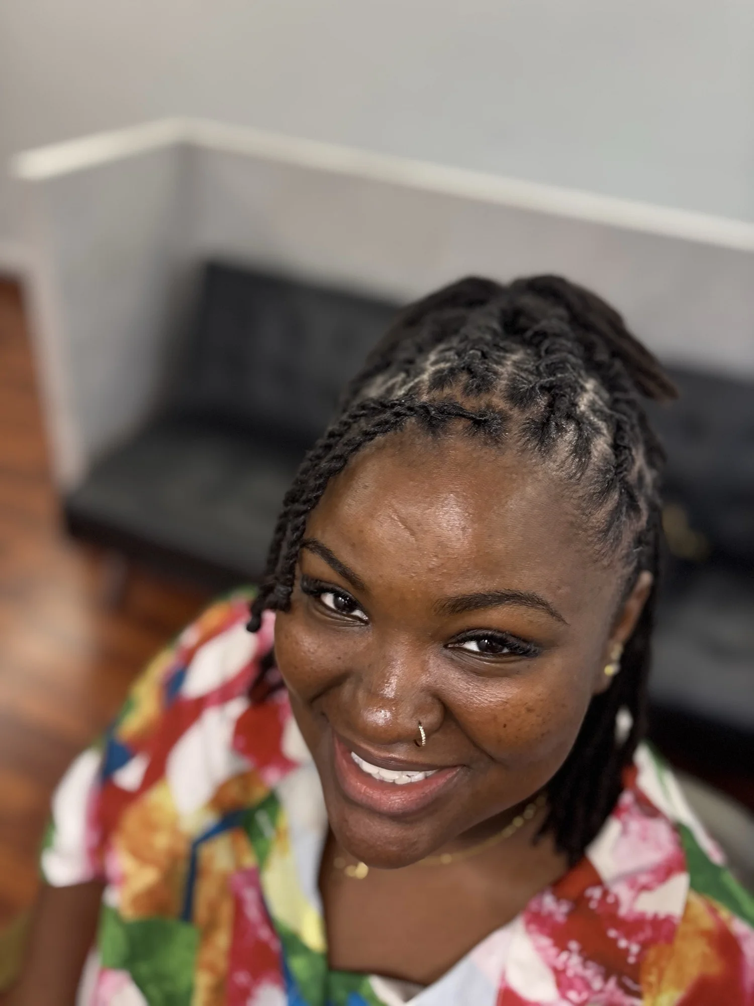 Cliente souriante avec des box braids fraîchement faites