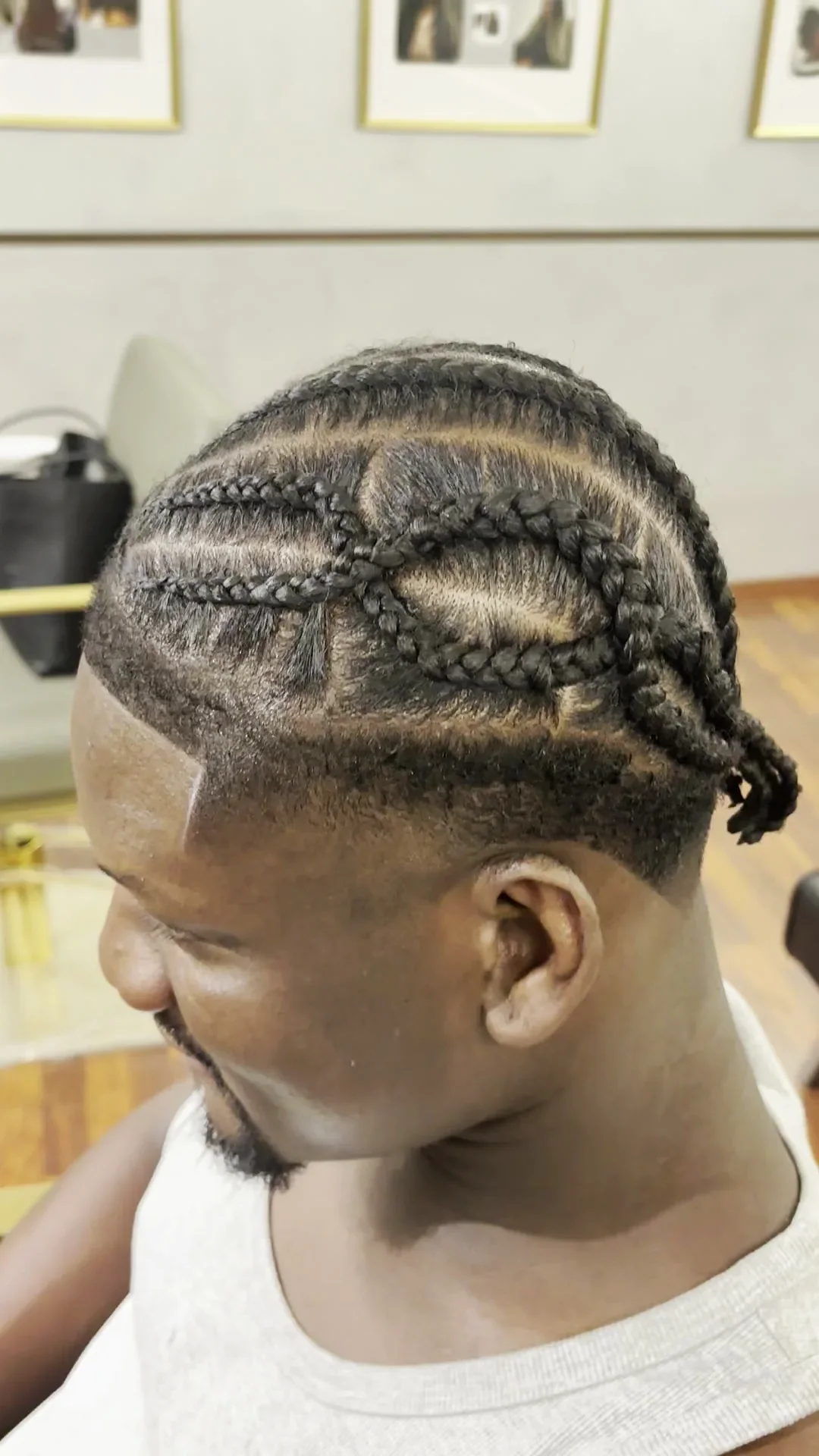 Cornrows avec raie dessinée et dégradé latéral