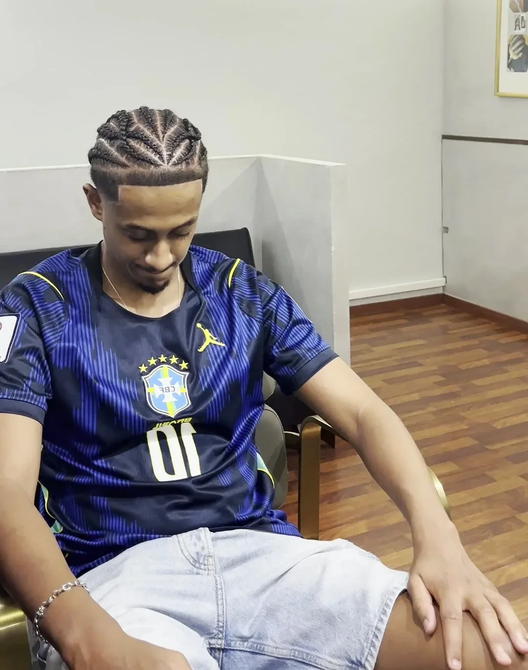 Cornrows tout juste terminées, client assis au salon