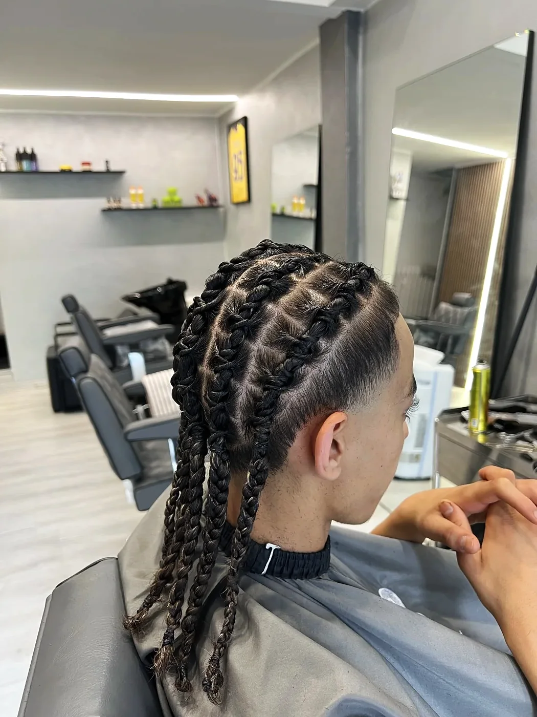 Cornrows qui descendent sur le côté au-dessus d’un dégradé