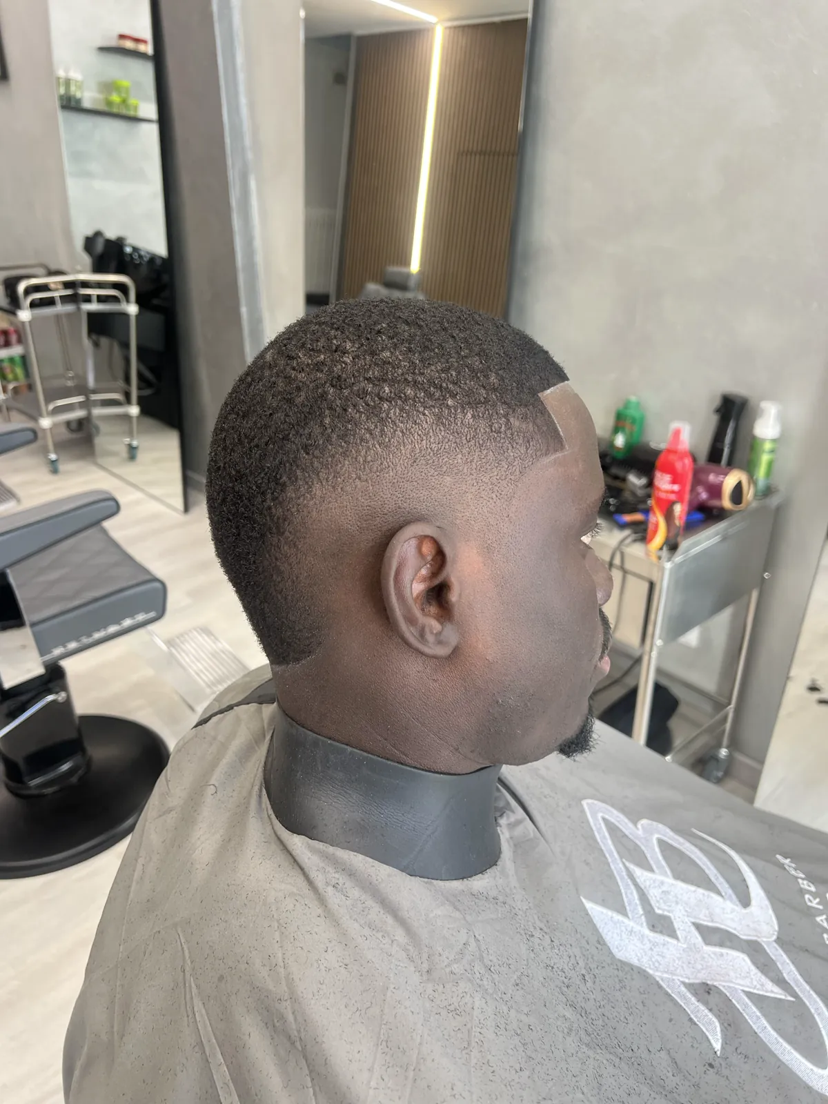 Skin fade dégradé jusqu’à la peau, vu de profil