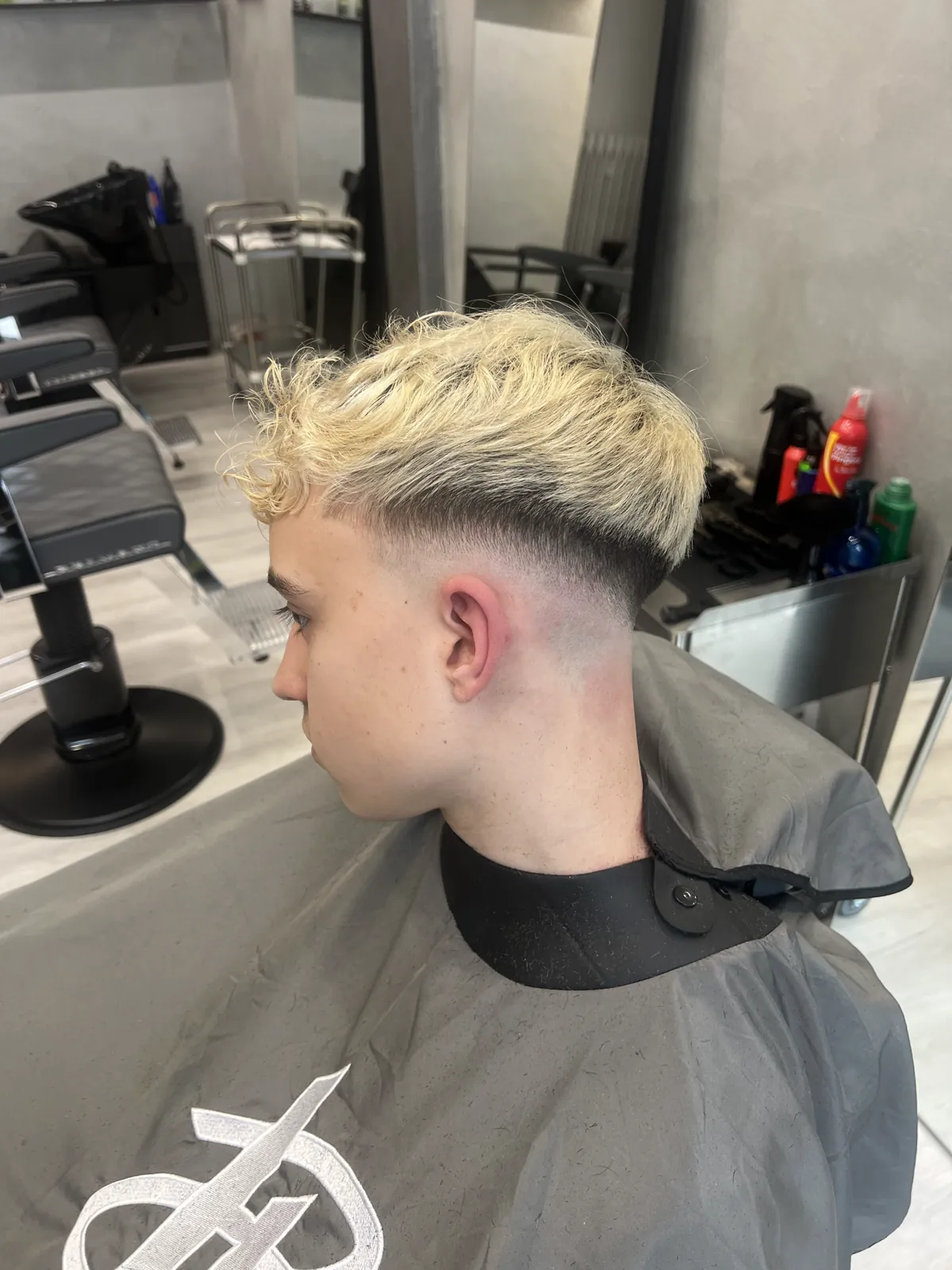 Cheveux décolorés blond platine avec dégradé latéral