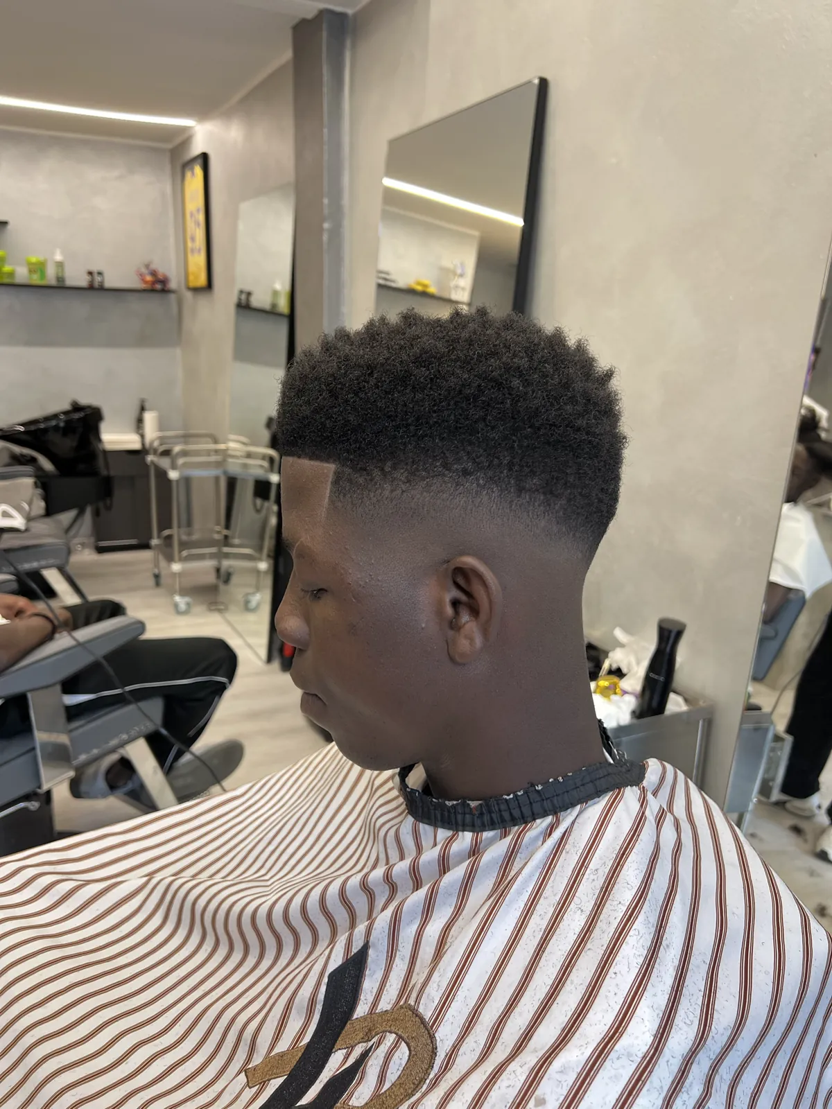 Afro aux contours nets et dégradé à blanc