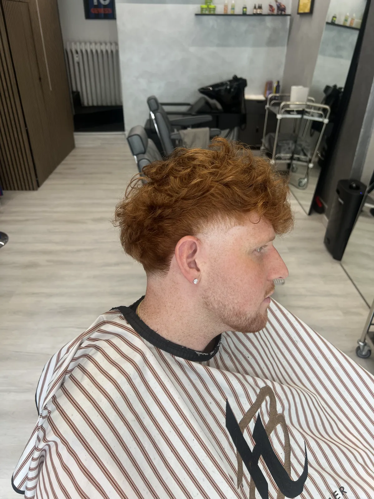 Boucles cuivrées avec dégradé doux sur les côtés