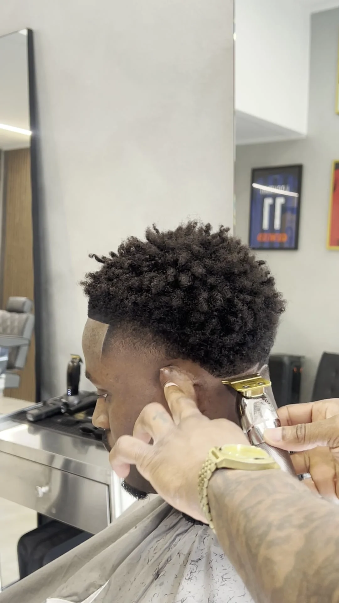 Dégradé d’une coupe afro à la tondeuse, au salon
