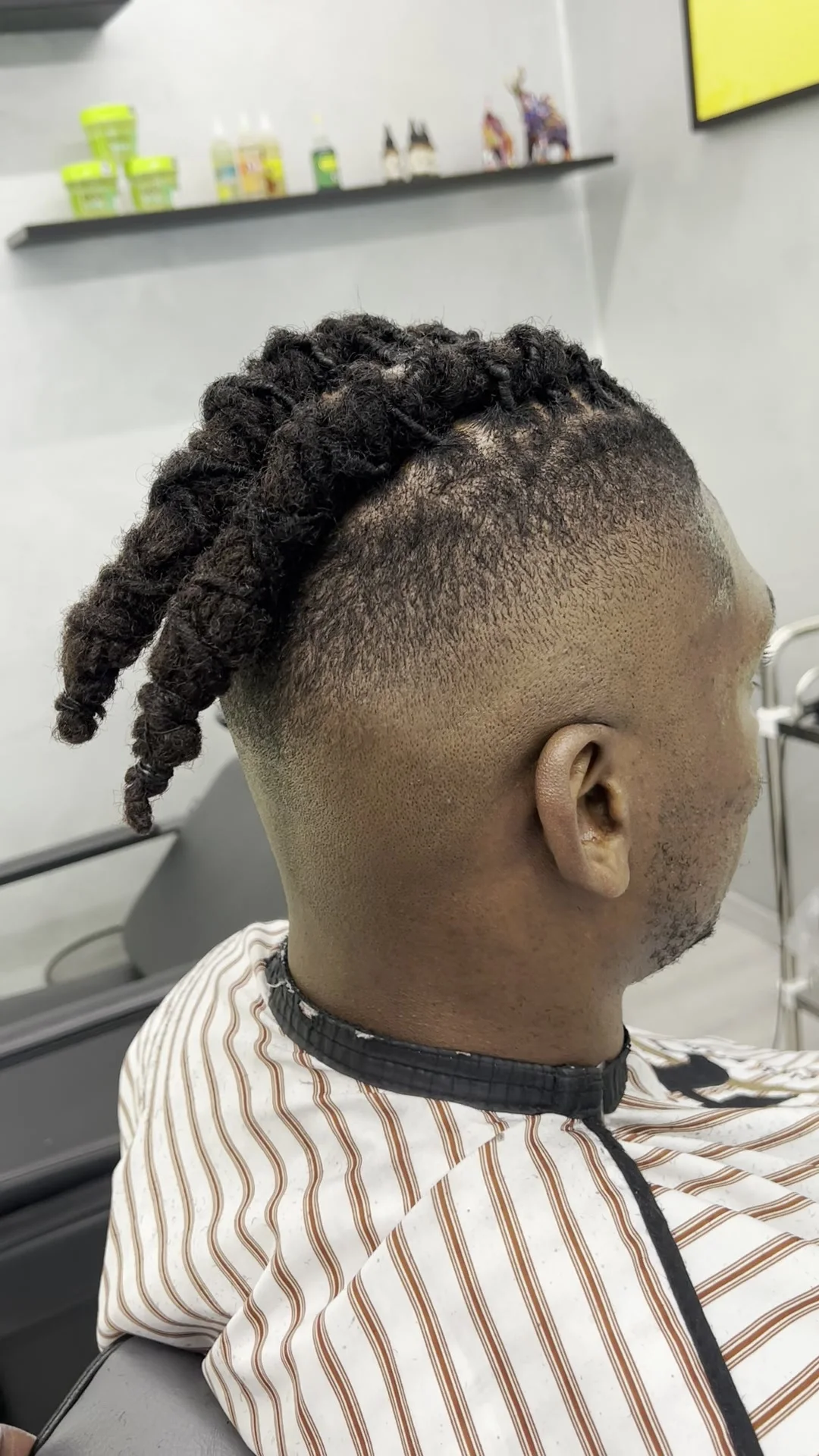 Locs attachés au-dessus d’un dégradé à blanc