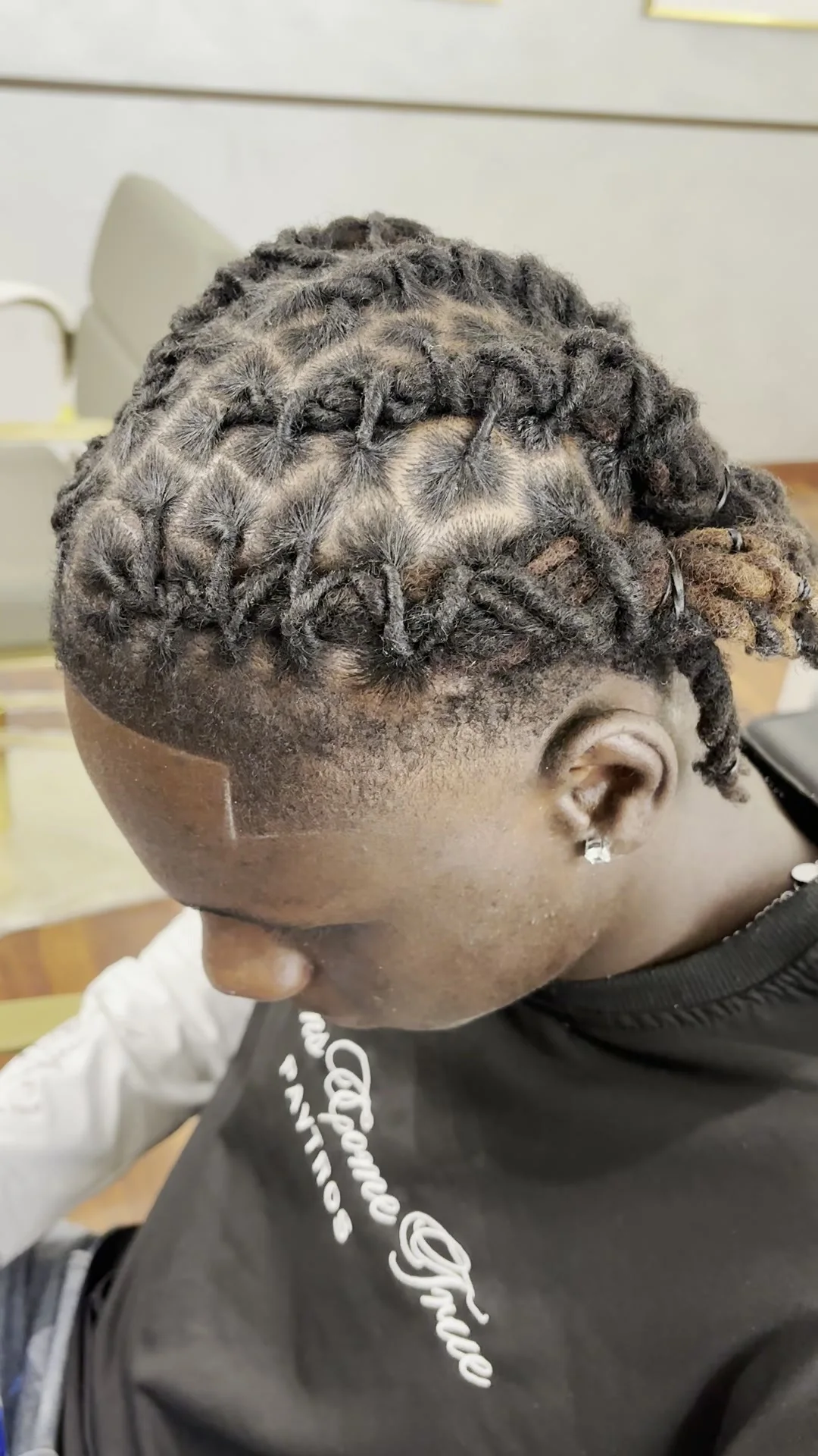 Dreadlocks torsadées en spirale, vues de dos