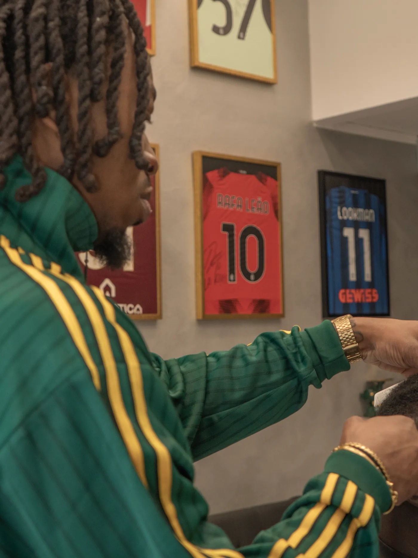 Signierte Fußballtrikots an der Wand des Hermann Barbershop